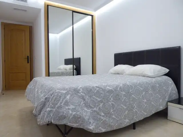 Dormitori de Pis de lloguer en Benalmádena amb Aire condicionat, Terrassa i Moblat