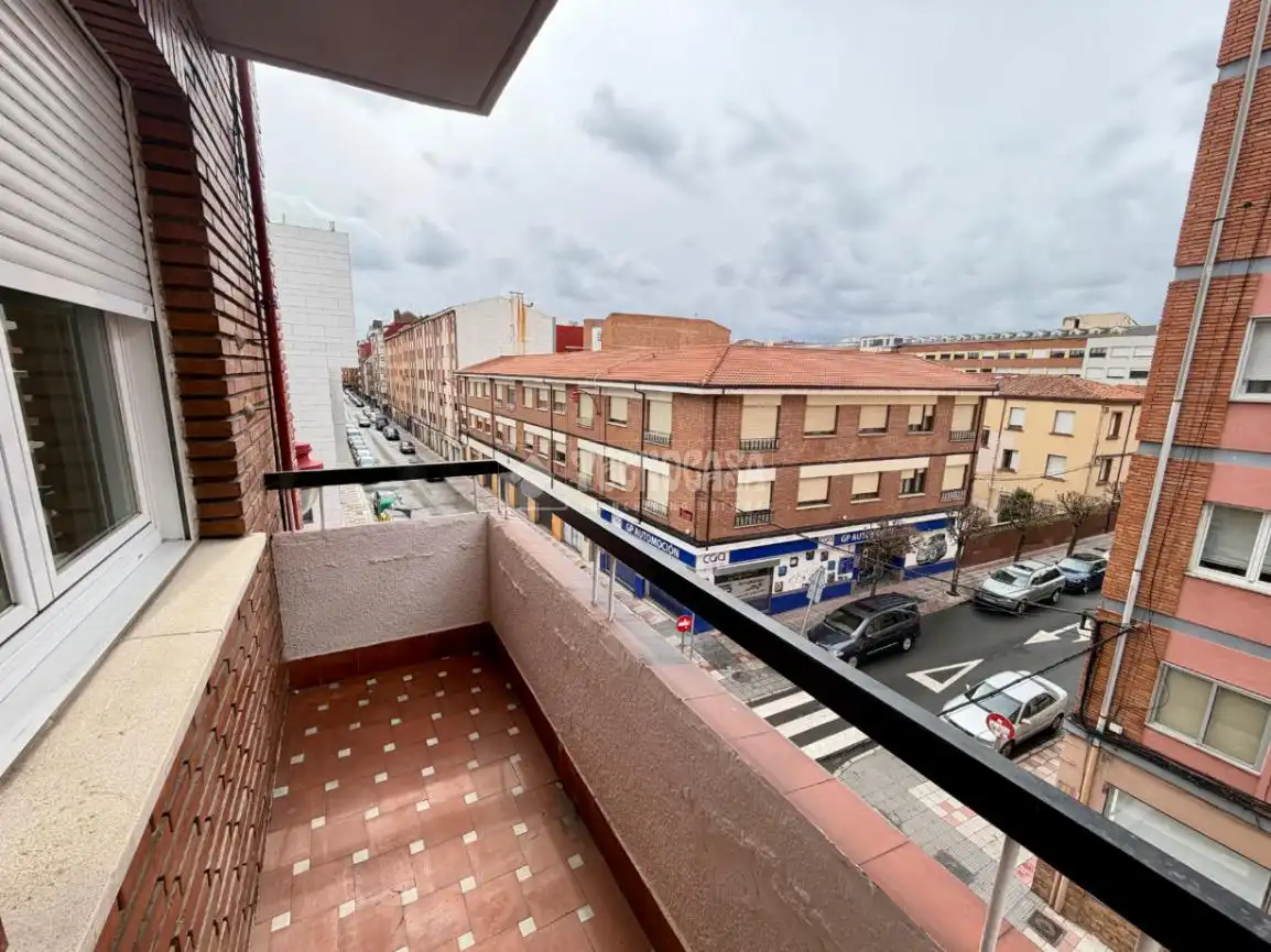 Vista exterior de Piso en venta en León Capital  con Calefacción, Terraza y Trastero