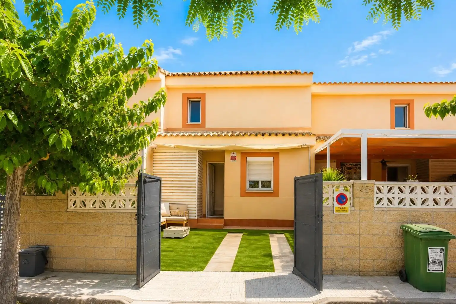 Vista exterior de Casa o xalet en venda en Mont-roig del Camp amb Jardí privat, Terrassa i Piscina comunitària