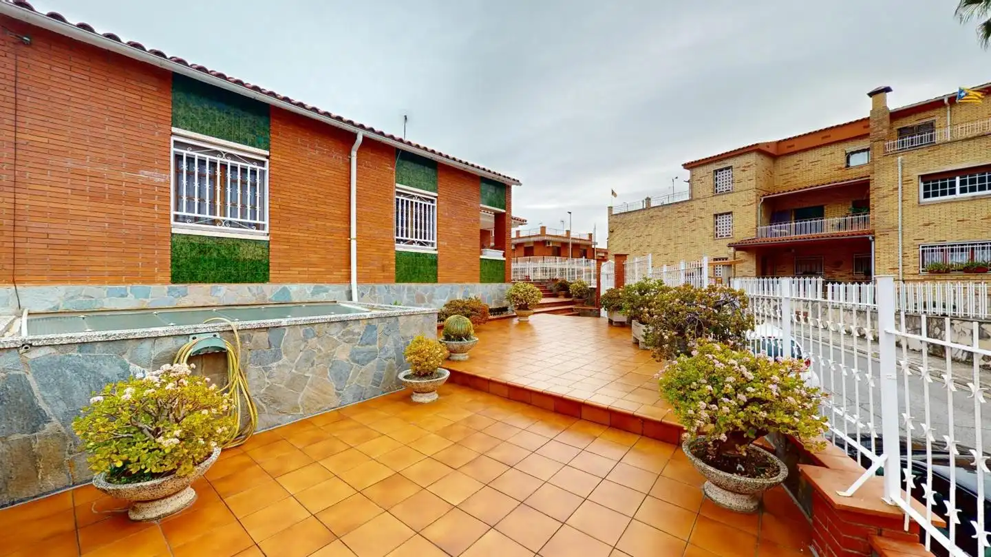 Vista exterior de Casa o xalet en venda en Viladecans amb Jardí privat i Terrassa