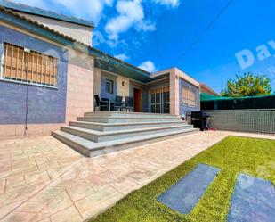 Vista exterior de Casa o xalet en venda en Torrevieja amb Aire condicionat, Calefacció i Jardí privat