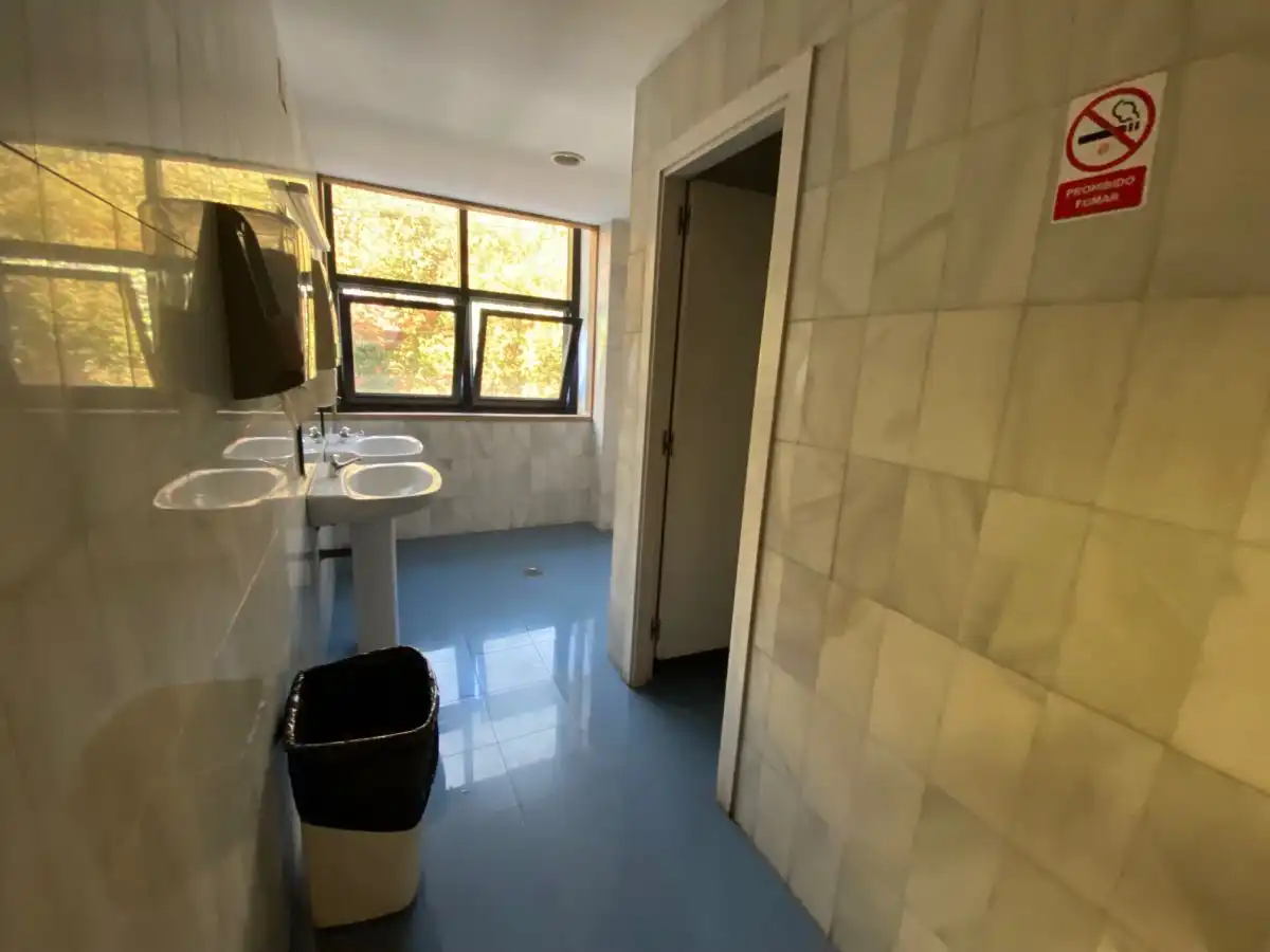Badezimmer von Büro zur Miete in Sevilla mit Klimaanlage