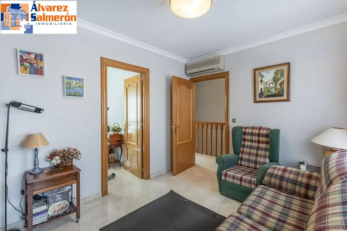 Einfamilien-Reihenhaus zum Verkauf in Granada mit Privatgarten, Terrasse und Schwimmbad