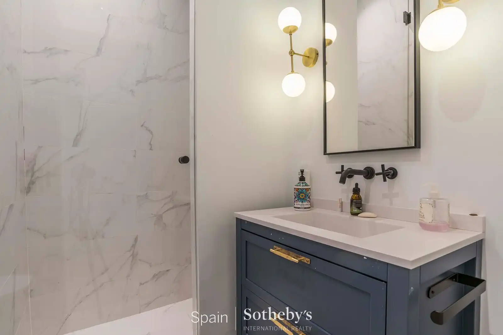 Bany de Apartament de lloguer en Madrid amb Aire condicionat, Calefacció i Terrassa