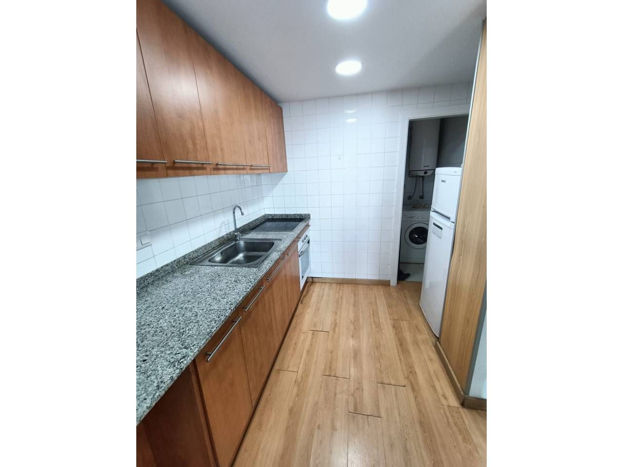 Cuina de Pis en venda en Girona Capital amb Parquet i Balcó