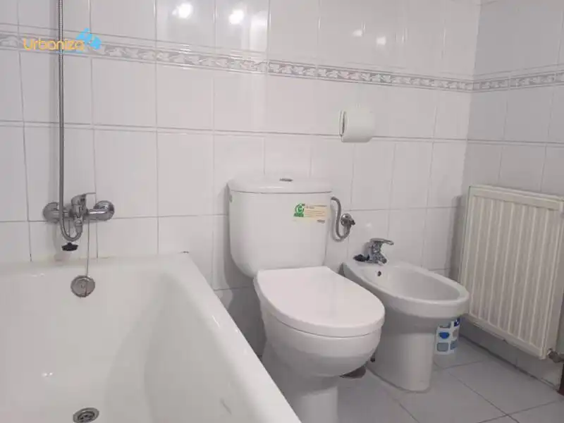 Bany de Apartament de lloguer en Badajoz amb Aire condicionat, Calefacció i Jardí privat
