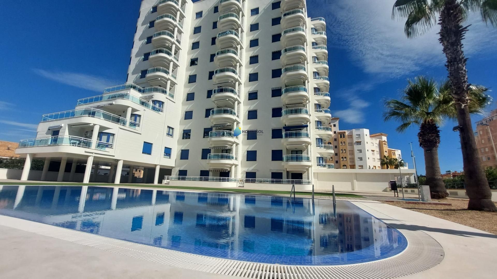 Piscina de Apartament en venda en La Manga del Mar Menor amb Aire condicionat, Terrassa i Piscina comunitària