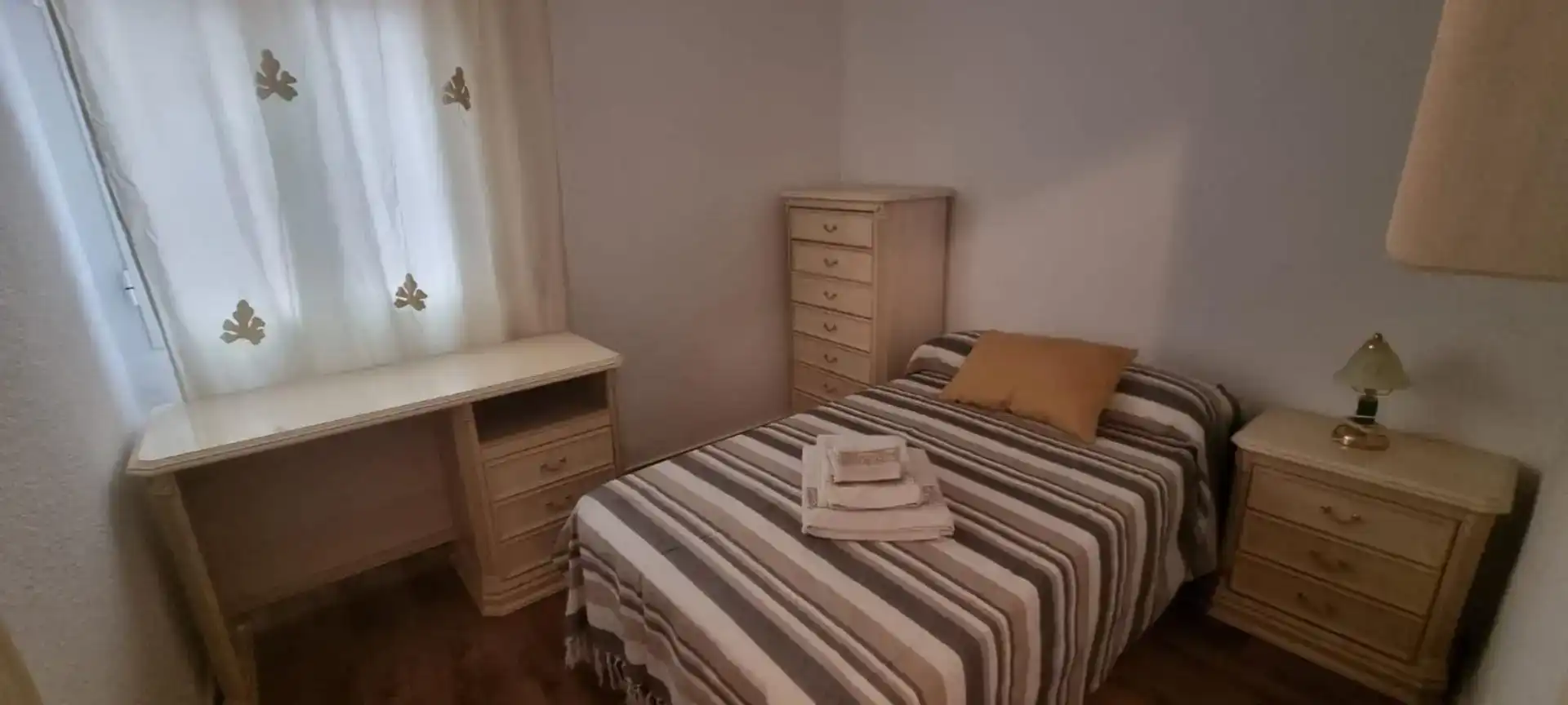 Bedroom of Flat for rent in Madrigal de la Vera  with Air Conditioner, Private garden and Parquet flooring