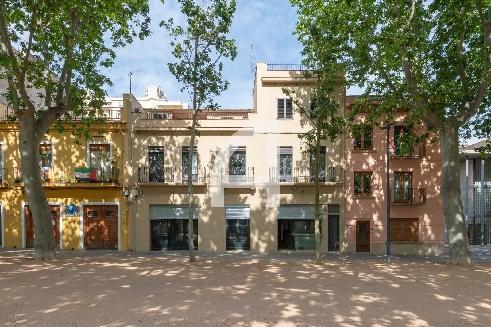 Außenansicht von Einfamilien-Reihenhaus zum Verkauf in La Bisbal d'Empordà mit Terrasse