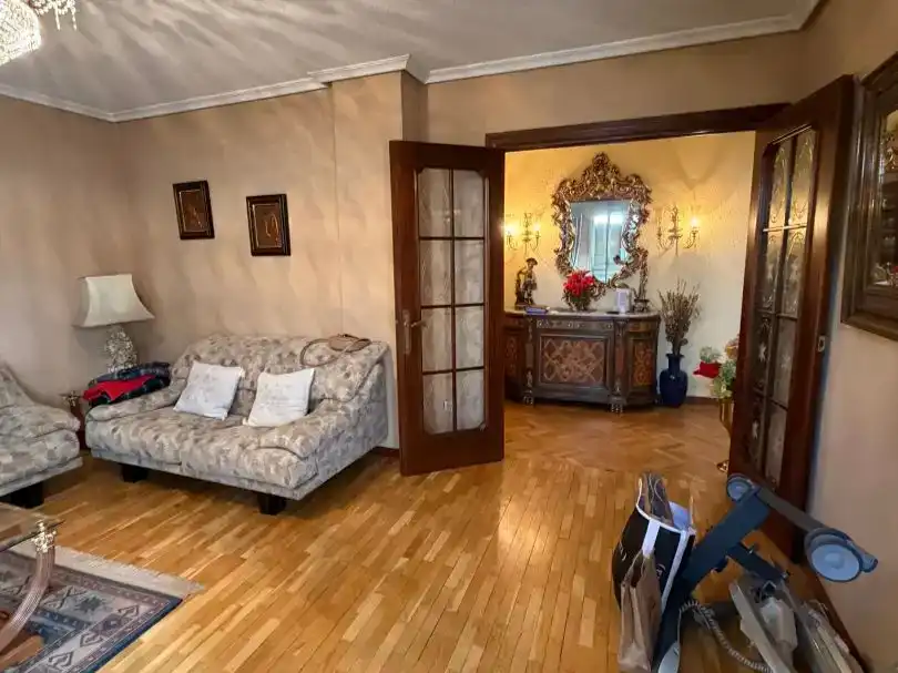 Sala d'estar de Pis en venda en León Capital  amb Parquet i Moblat