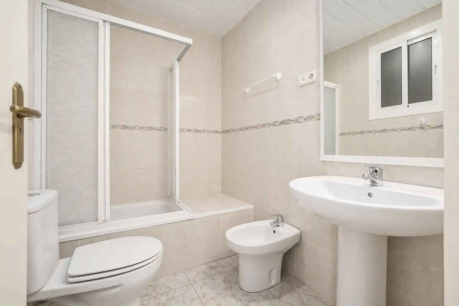 Baño de Piso en venta en Esplugues de Llobregat con Calefacción y Balcón