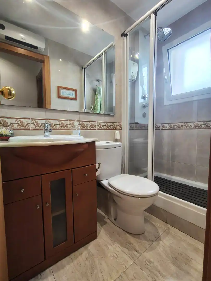 Bathroom of Flat for sale in Santa Coloma de Gramenet  with Air Conditioner, Balcony and Alarm