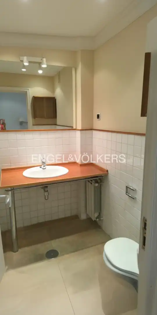 Badezimmer von Wohnung zur Miete in Madrid mit Klimaanlage, Heizung und Privatgarten