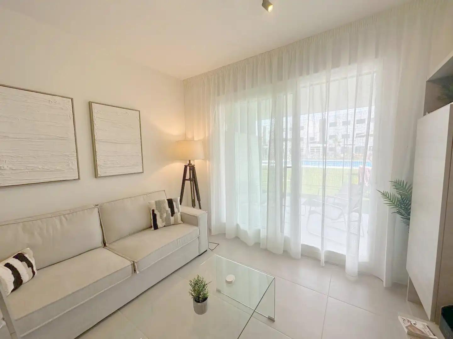 Sala d'estar de Planta baixa en venda en Estepona amb Aire condicionat, Terrassa i Moblat