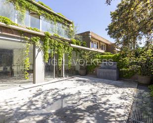 Vista exterior de Casa o xalet en venda en  Madrid Capital amb Aire condicionat, Terrassa i Piscina