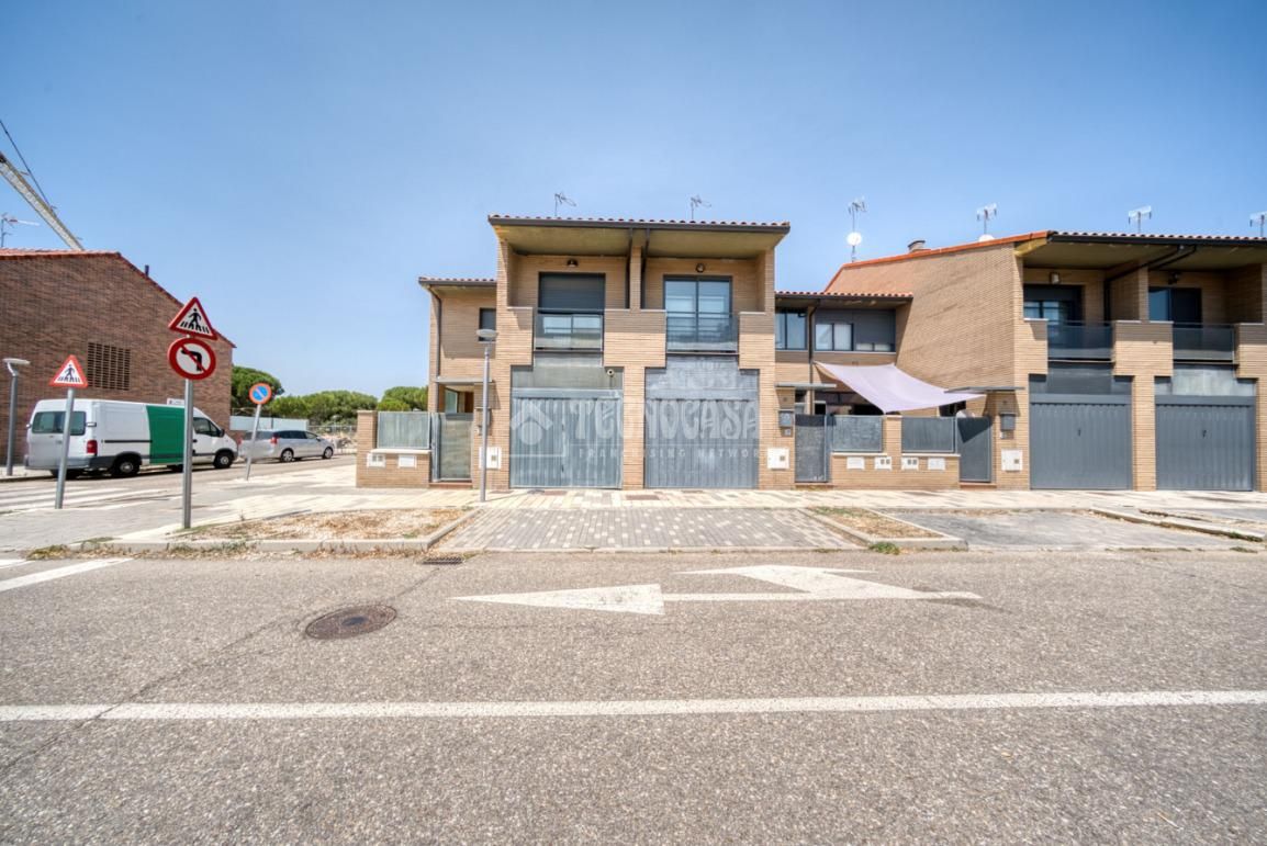 Casa adosada en venda a Laguna de Duero