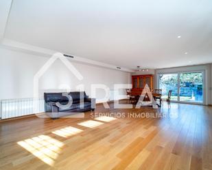 Living room of Single-family semi-detached for sale in  Madrid Capital  with Air Conditioner, Heating and Private garden