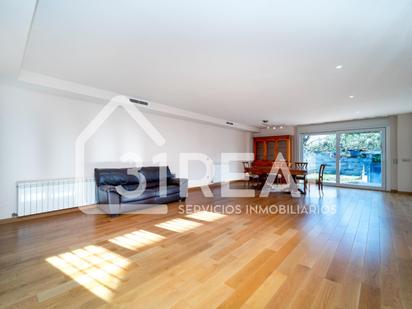 Living room of Single-family semi-detached for sale in  Madrid Capital  with Air Conditioner, Heating and Private garden