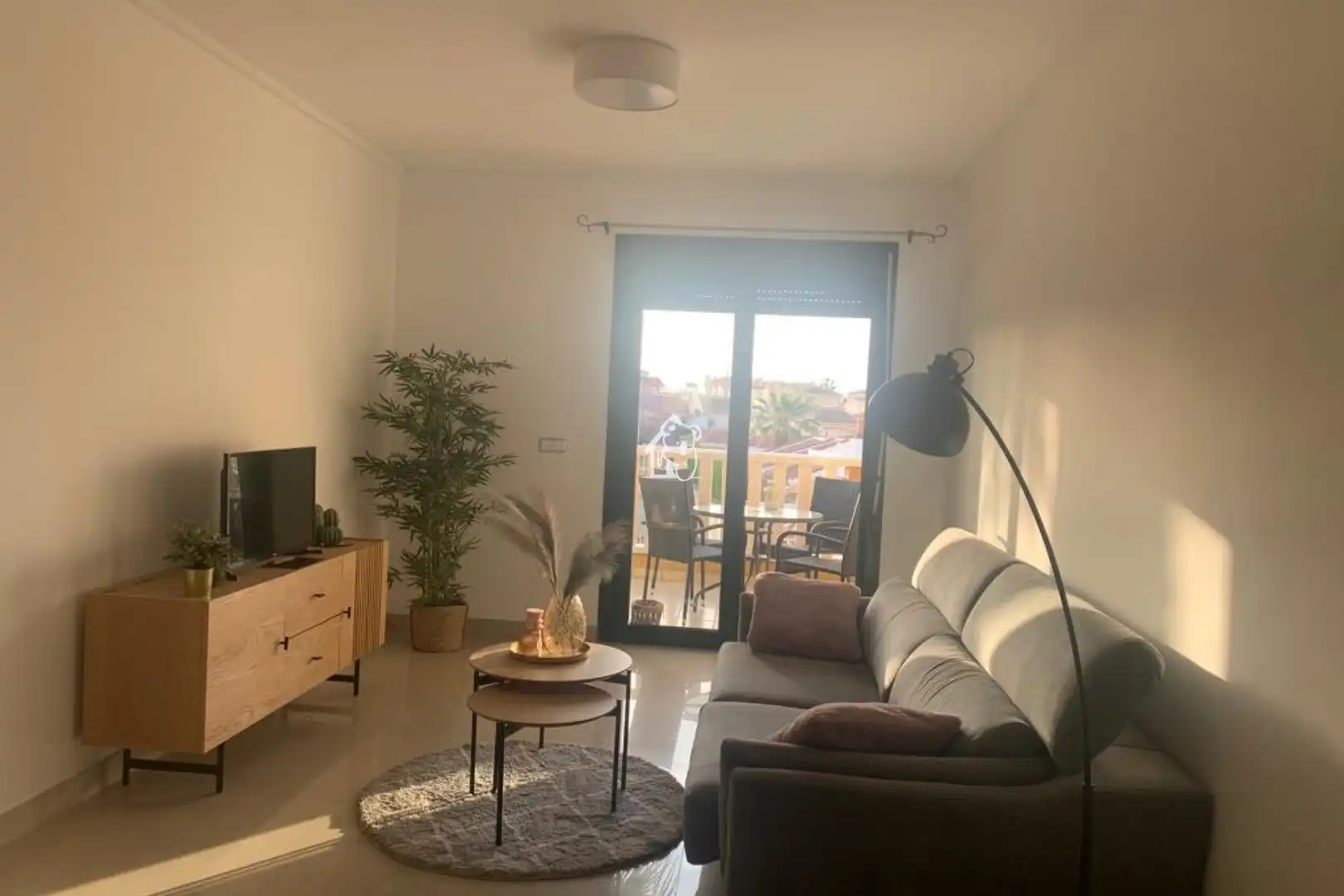 Sala de estar de Apartamento de alquiler en Rojales con Aire acondicionado, Jardín privado y Terraza
