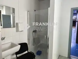 Baño de Nave industrial de alquiler en L'Hospitalet de Llobregat