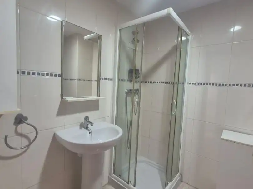 Bany de Pis de lloguer en Llevant