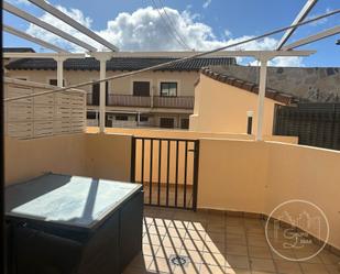Vista exterior de Casa o xalet en venda en La Adrada  amb Aire condicionat, Terrassa i Piscina