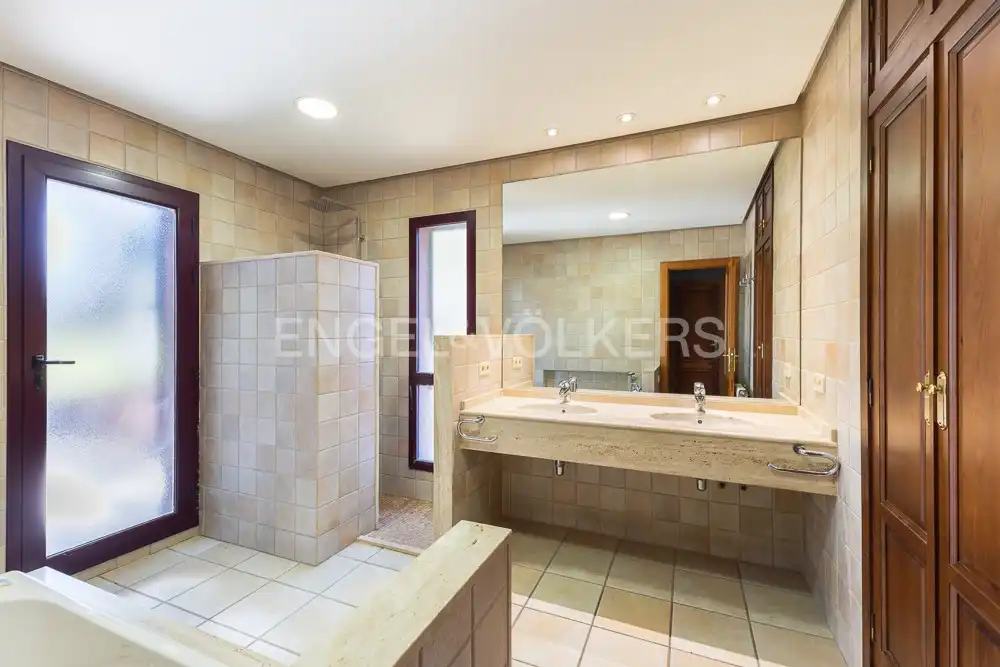 Bathroom of Houses for sale in La Pobla de Vallbona  with Air Conditioner, Heating and Private garden
