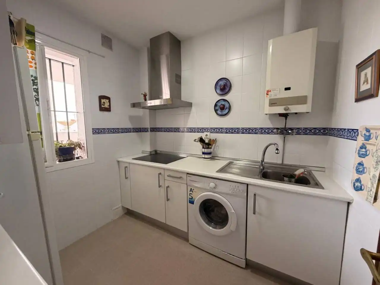 Küche von Wohnung zum Verkauf in Chiclana de la Frontera mit Klimaanlage, Terrasse und Abstellraum