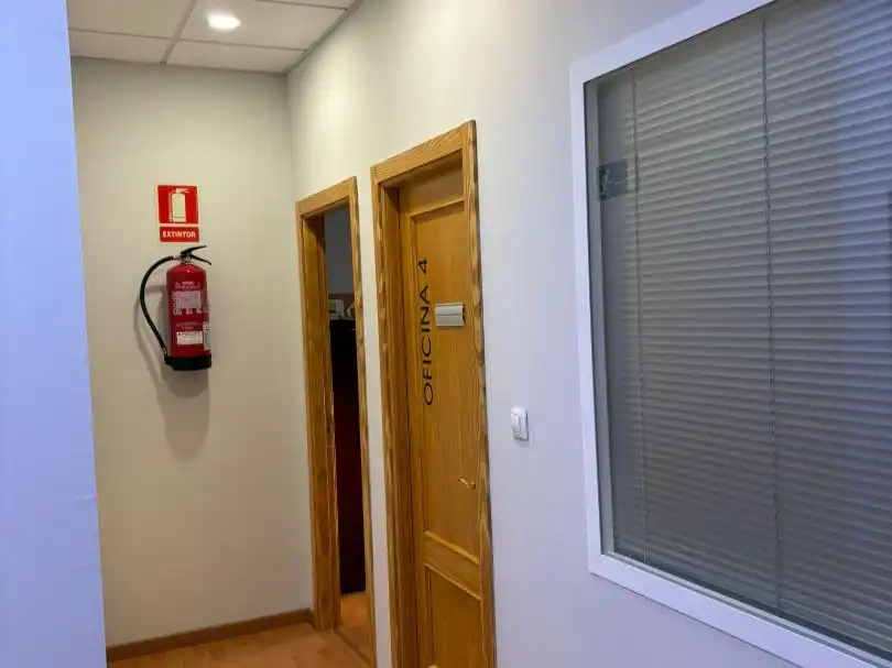 Büro zur Miete in Almendralejo mit Klimaanlage, Heizung und Möbliert