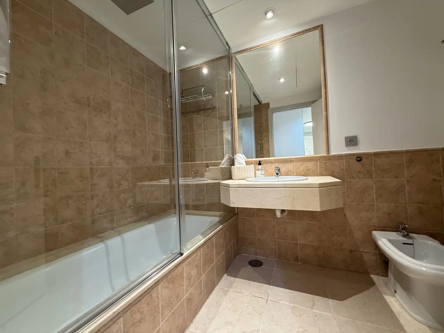 Bathroom of Ground floor for rent in Estepona  with Private garden, Terrace and Swimming Pool