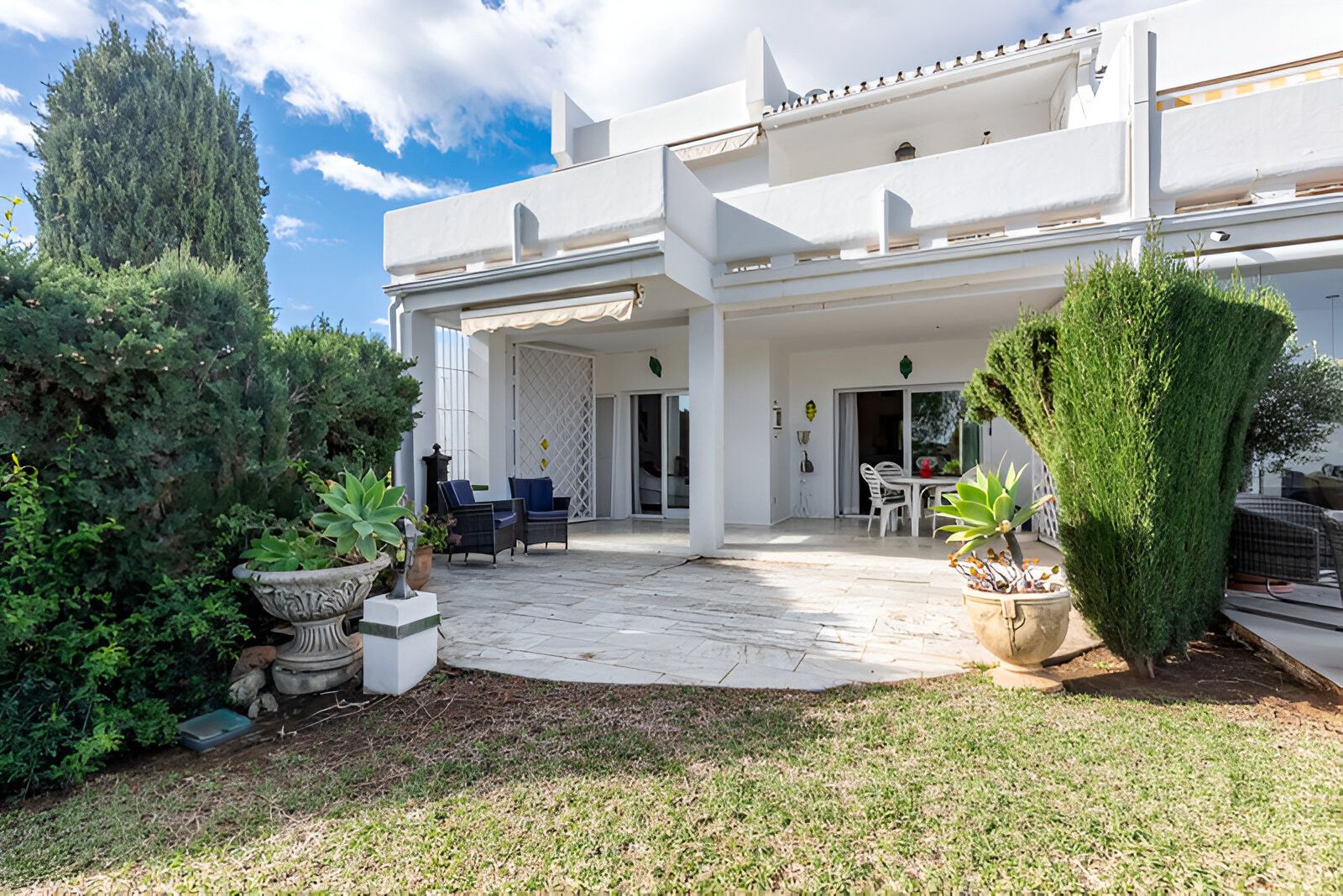 Jardí de Planta baixa en venda en Marbella amb Aire condicionat, Terrassa i Piscina