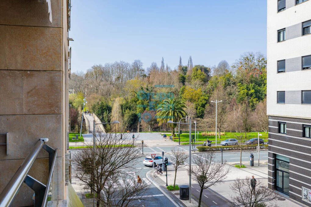 Vista exterior de Pis en venda en Donostia - San Sebastián  amb Calefacció, Terrassa i Traster