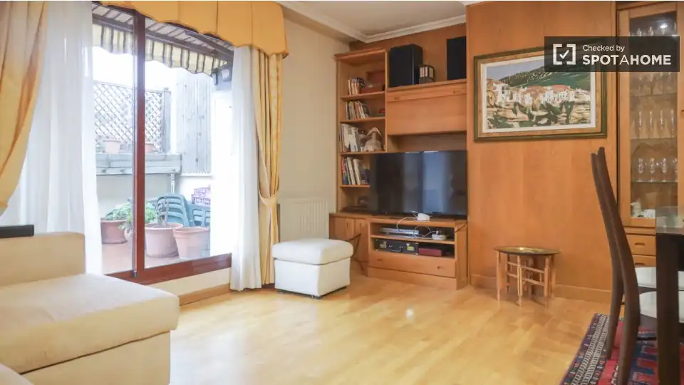 Living room of Flat for rent in Madrid  with Air Conditioner, Heating and Furnished