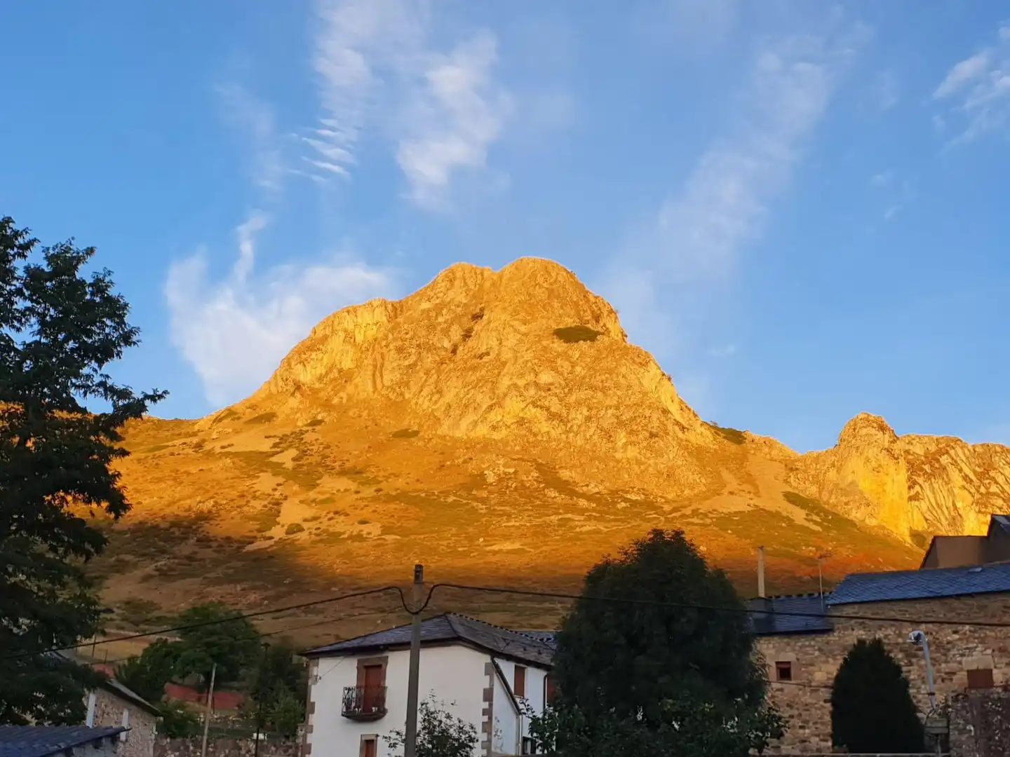 Vista exterior de Casa o chalet en venta en Cabrillanes con Calefacción, Jardín privado y Terraza