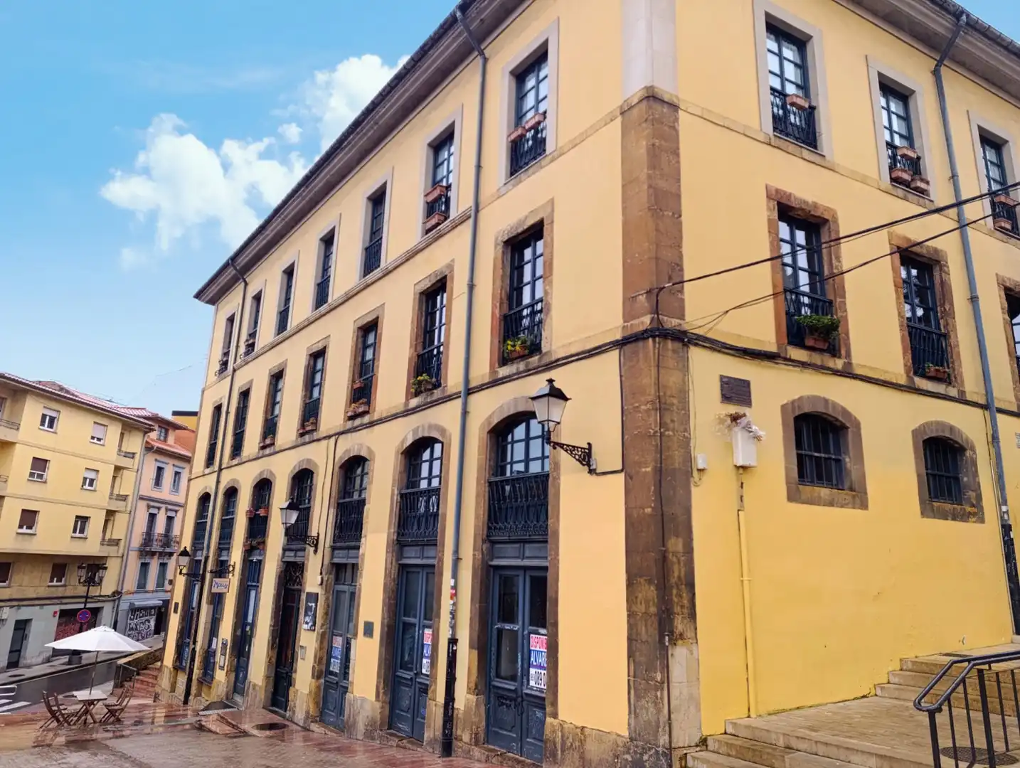 Vista exterior de Local de lloguer en Oviedo 