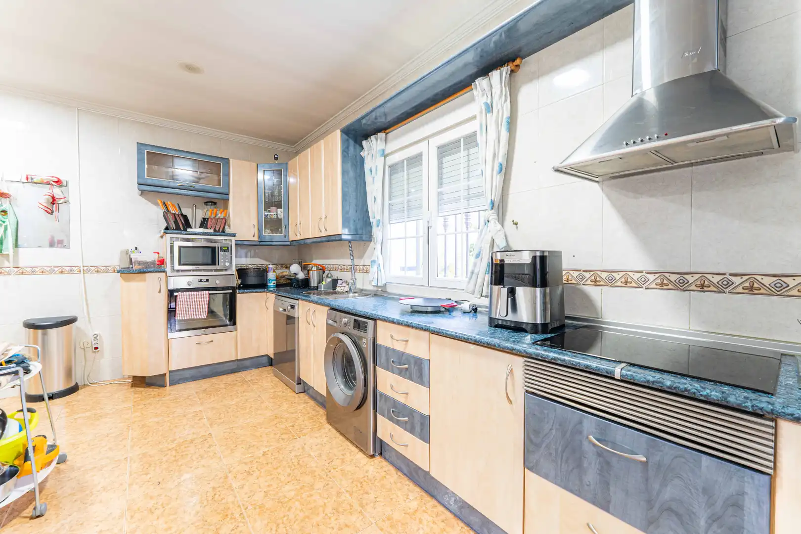 Kitchen of Houses for sale in Sevilla la Nueva  with Air Conditioner, Heating and Private garden