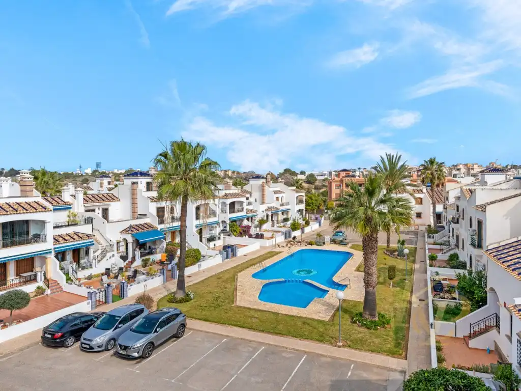 Vista exterior de Apartament en venda en Orihuela amb Aire condicionat i Jardí privat