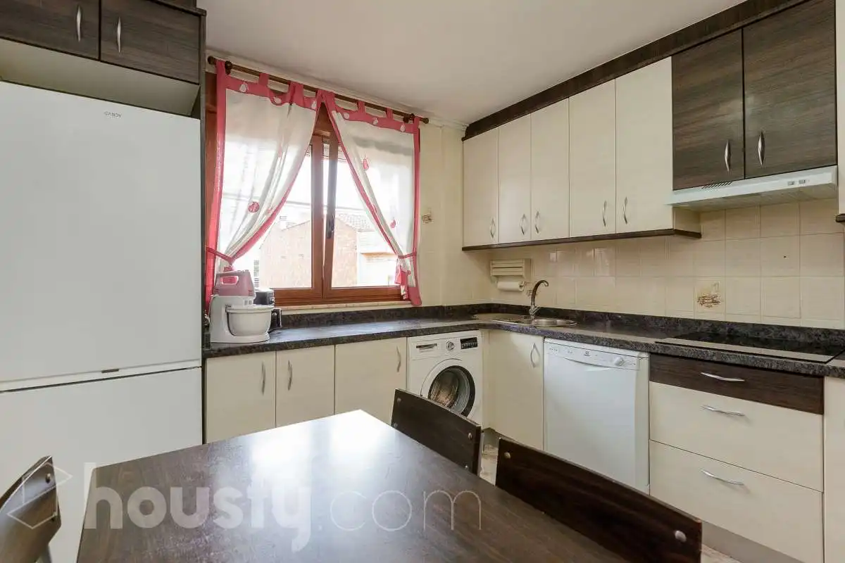 Flat for sale in Calle Mieres, Sama