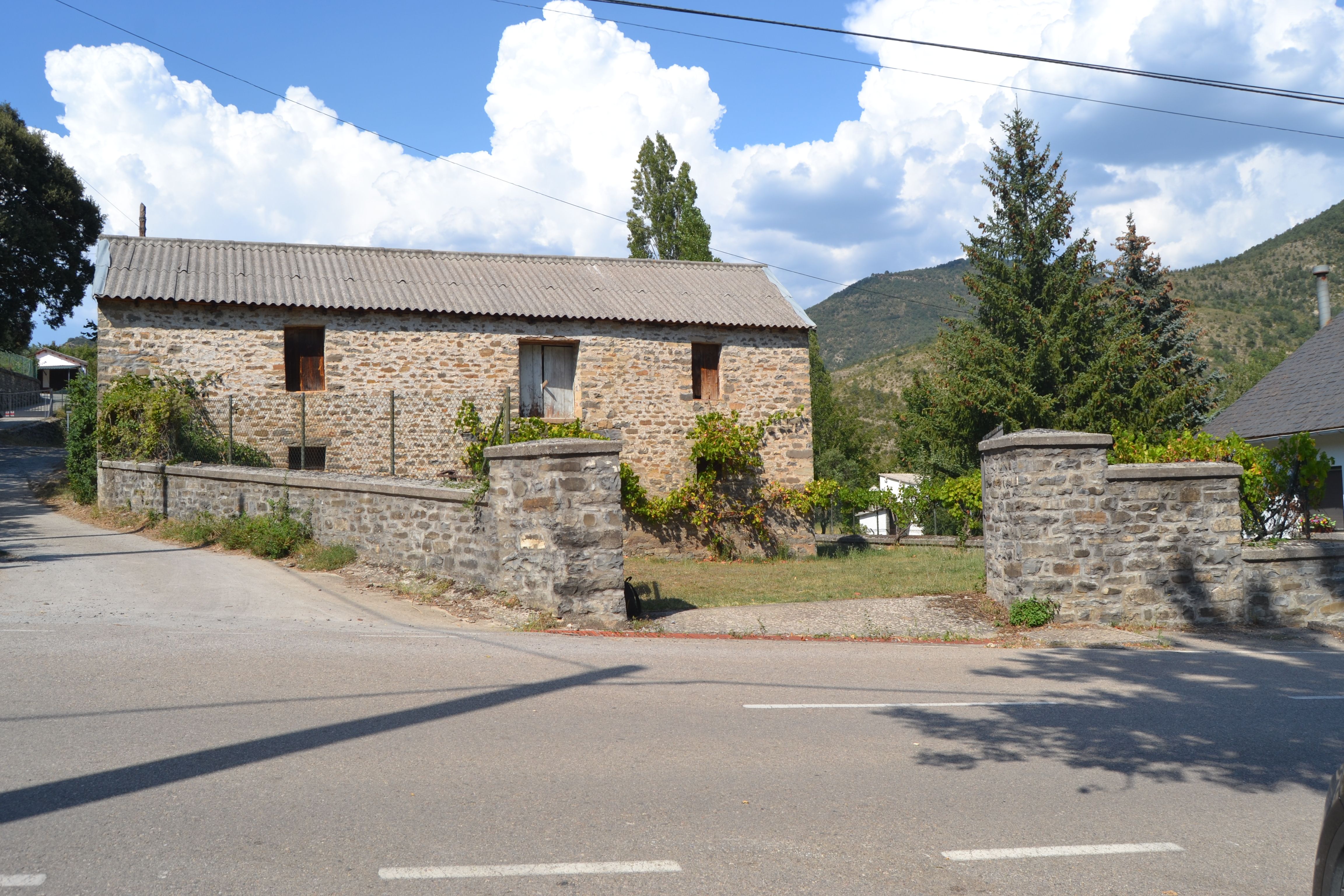 Vista exterior de Casa o xalet en venda en Valle de Hecho amb Jardí privat