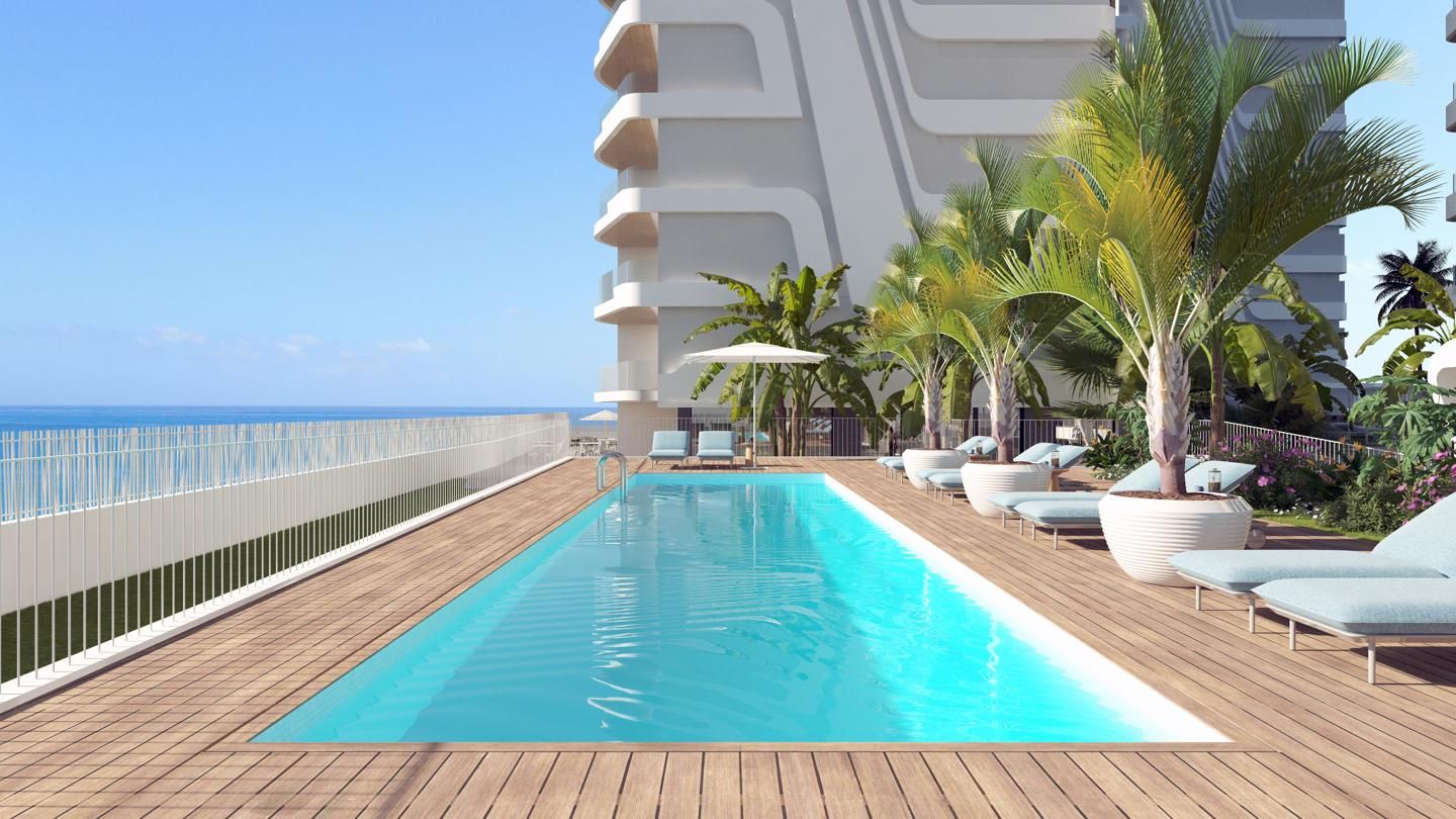 Piscina de Apartament en venda en La Manga del Mar Menor amb Aire condicionat, Calefacció i Jardí privat