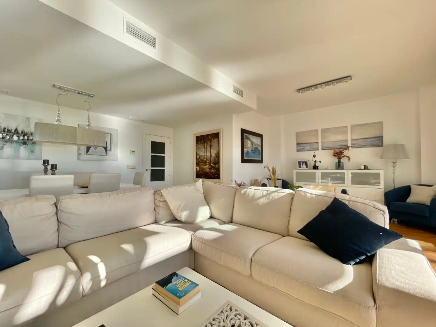 Wohnzimmer von Einfamilien-Reihenhaus zum Verkauf in Málaga mit Klimaanlage, Heizung und Privatgarten