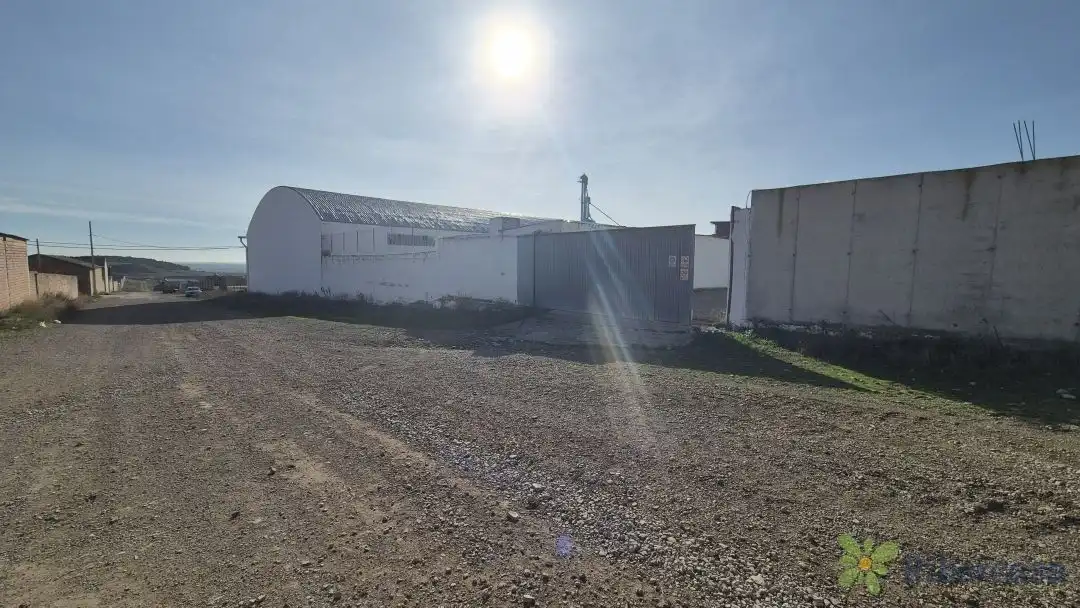 Außenansicht von Fabrikhallen zum Verkauf in Fustiñana