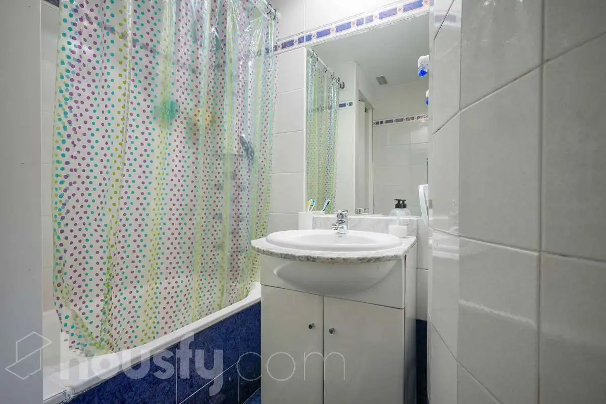 Bathroom of Flat for sale in Madrid  with Air Conditioner, Heating and Terrace