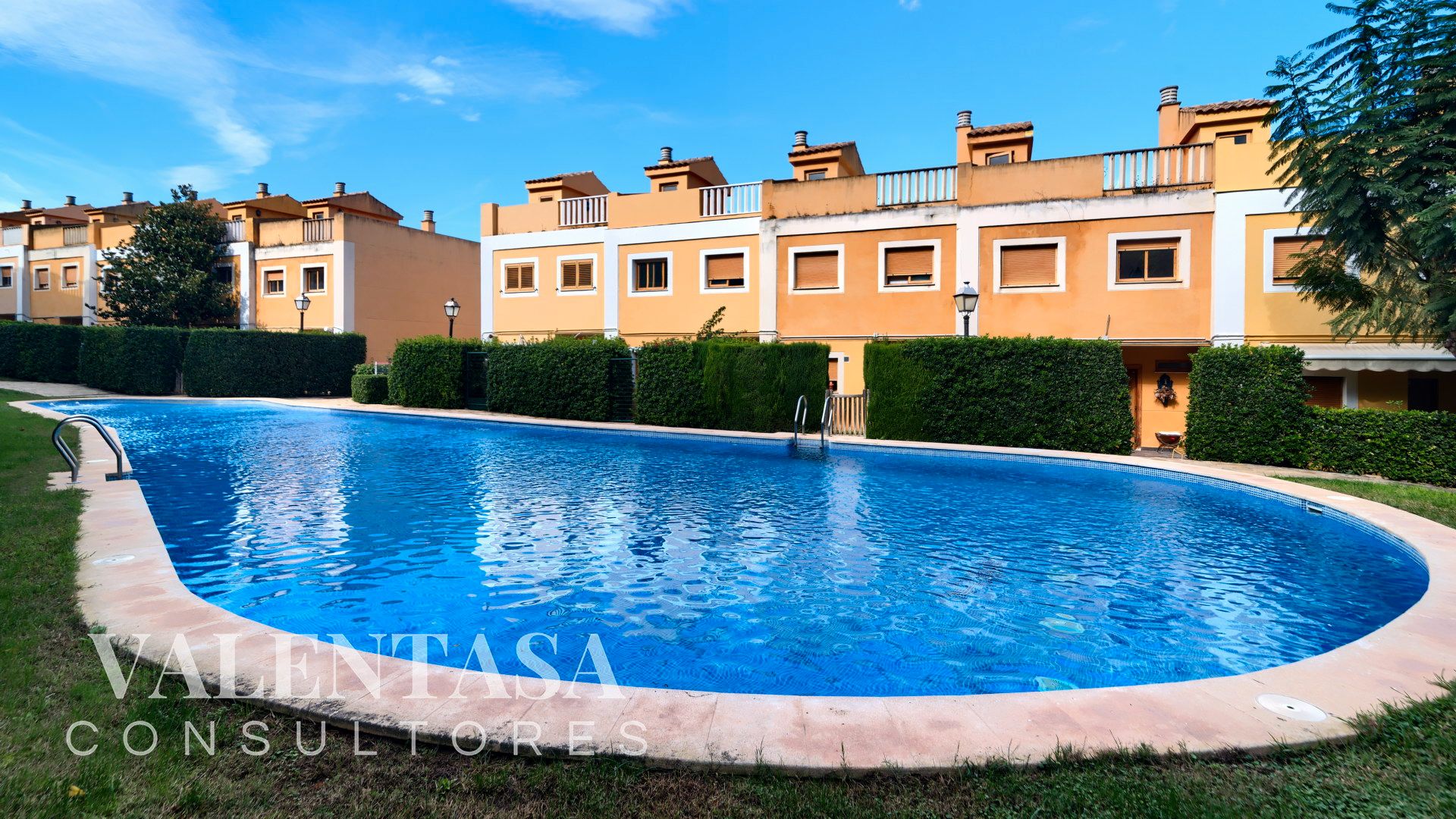 Piscina de Casa adosada en venda en Chiva amb Aire condicionat, Jardí privat i Terrassa