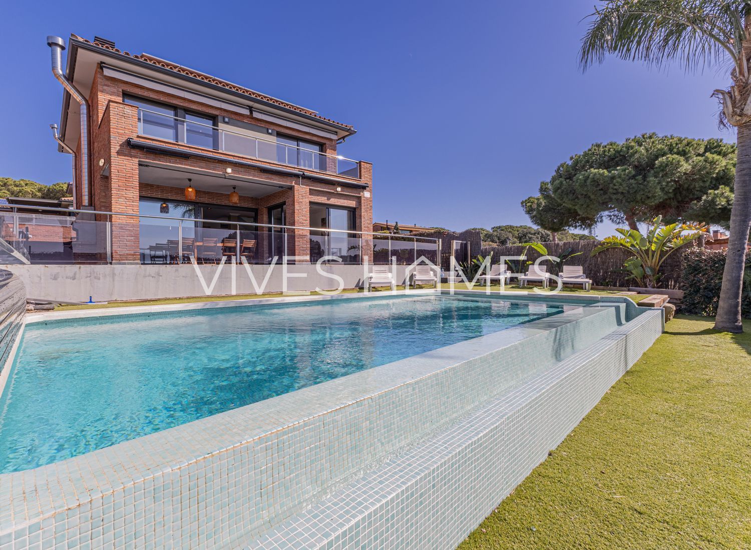 Vista exterior de Casa o xalet en venda en Caldes d'Estrac amb Aire condicionat, Calefacció i Jardí privat