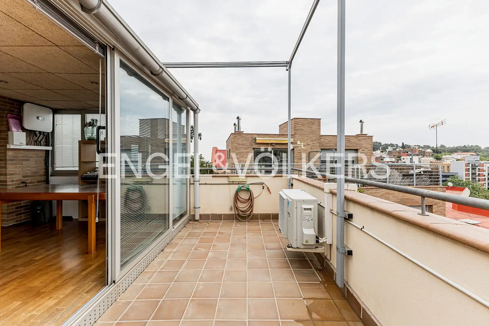 Terrasse von Einfamilien-Reihenhaus zum Verkauf in Barcelona mit Heizung