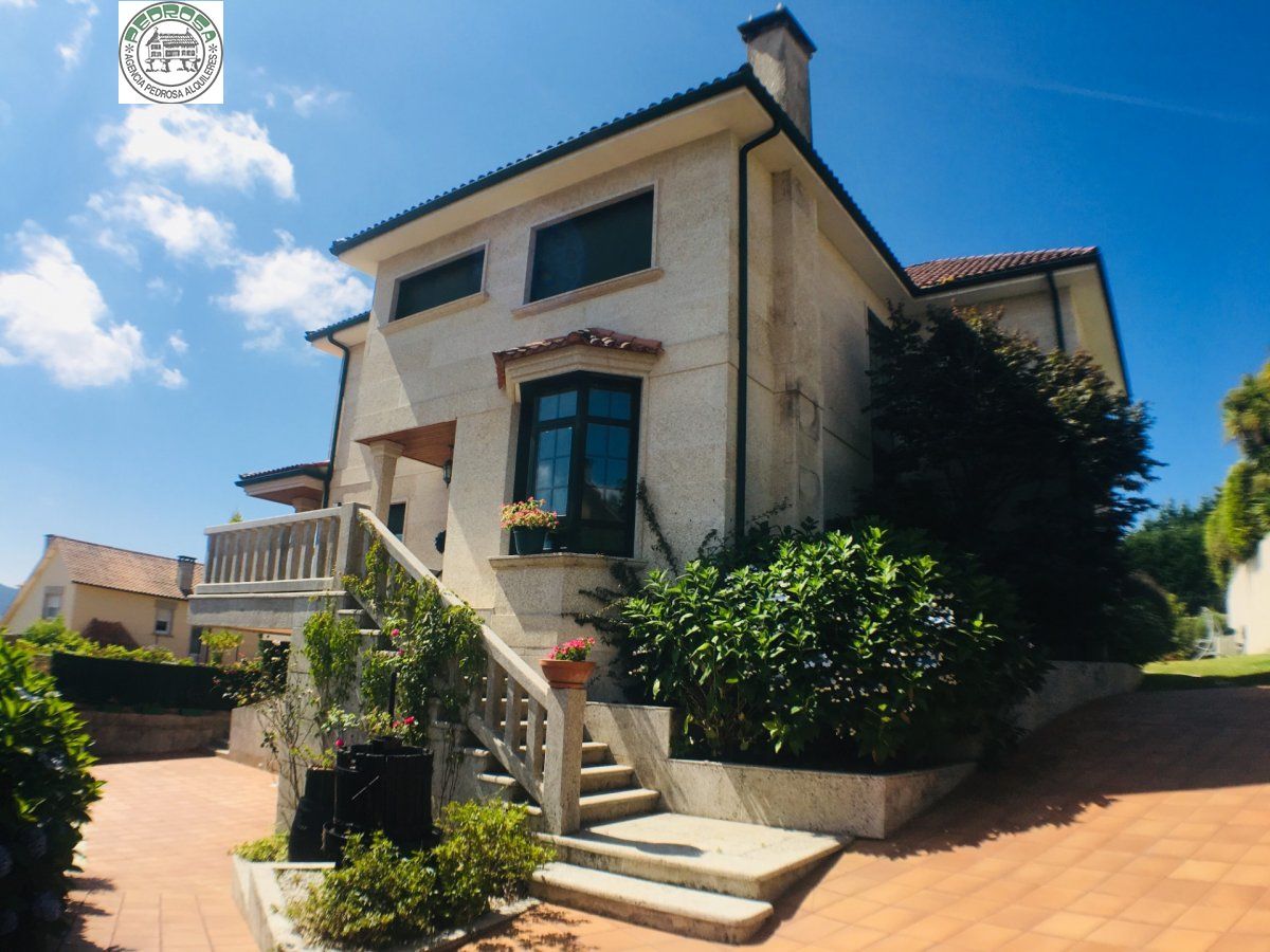 Vista exterior de Finca rústica en venda en Poio amb Calefacció, Jardí privat i Terrassa