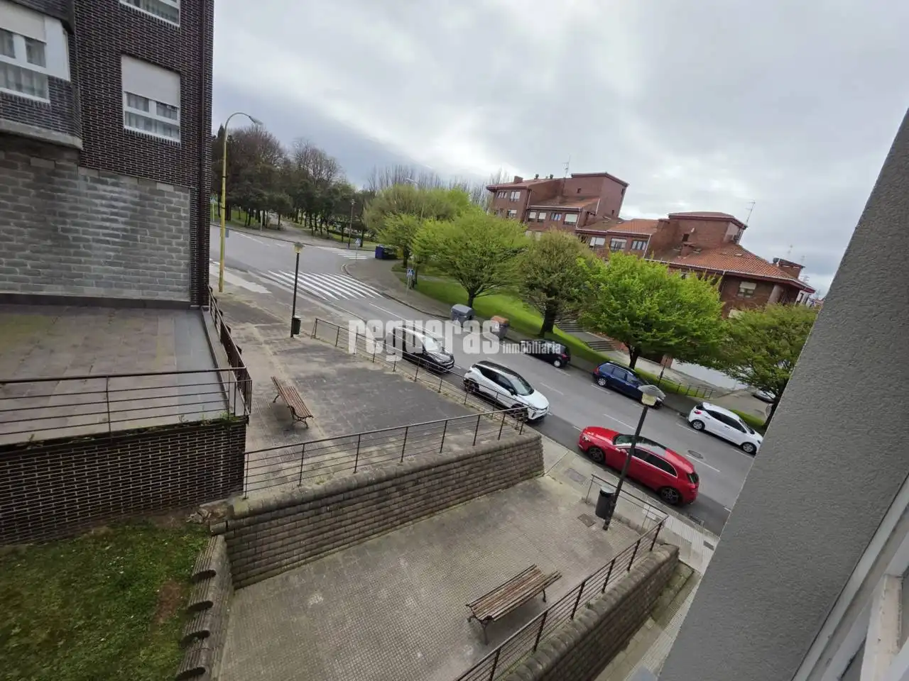 Vista exterior de Piso en venta en Avilés con Calefacción, Parquet y Terraza
