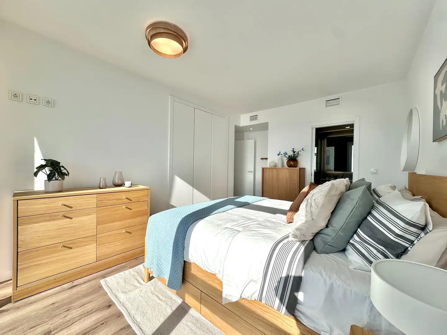 Schlafzimmer von Dachboden zum Verkauf in Almuñécar mit Klimaanlage, Terrasse und Schwimmbad