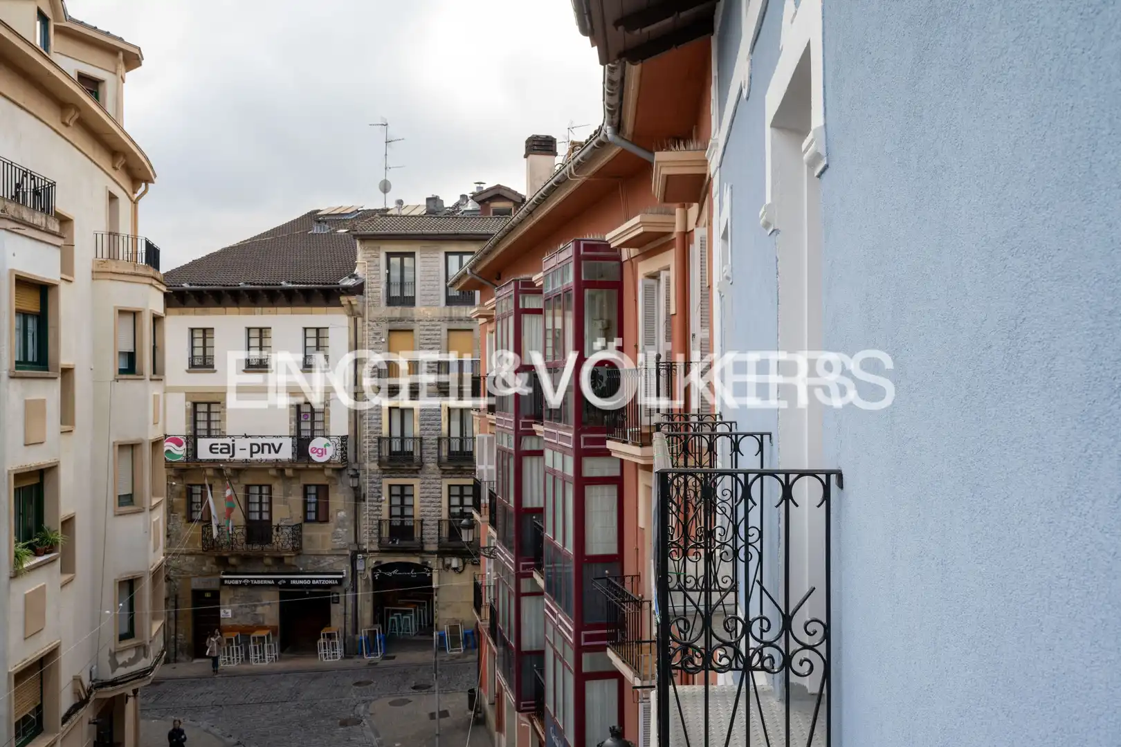 Vista exterior de Dúplex en venda en Irun  amb Calefacció, Parquet i Balcó